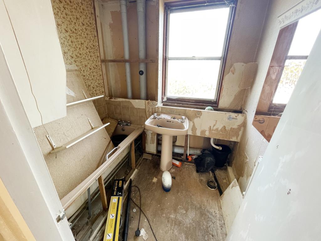 Lot: 54 - TERRACE HOUSE FOR REFURBISHMENT AND IMPROVEMENT - inside image of bathroom from landing